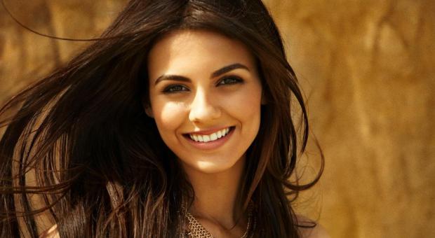 victoria-justice-beautiful-smile-full-wallpaper-hd-1768021835