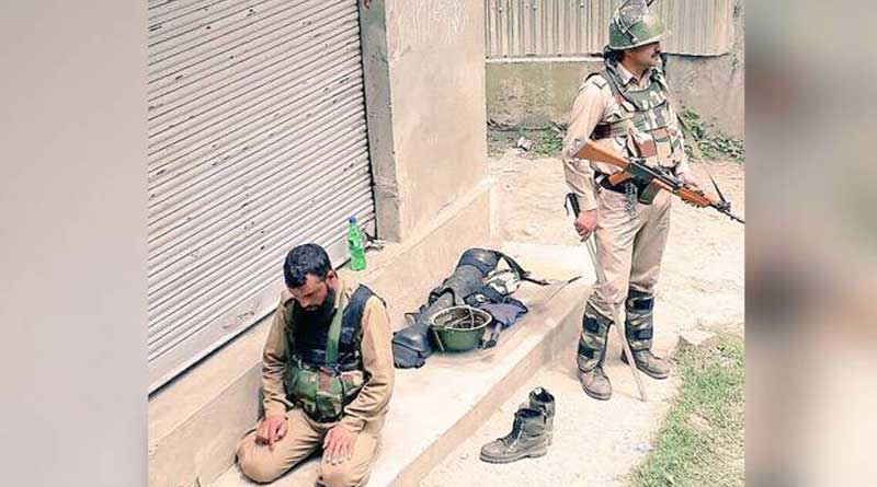 CRPF jawan offering namaz while another stands guard