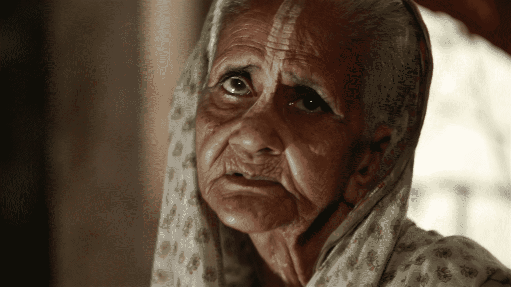 vrindavan-india-july-13-2015-very-old-sad-indian-woman-sitting-on-her-bed-in-a-dormitory-at-the-ashram_r09u8pnke_thumbnail-full01