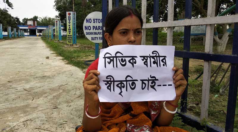 South Dinajpur: pregnent wife of a civic volunteer agitates in front of police station