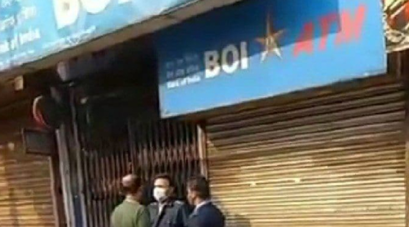 Miscreant trying to loot ATM in Kolkata | Sangbad Pratidin