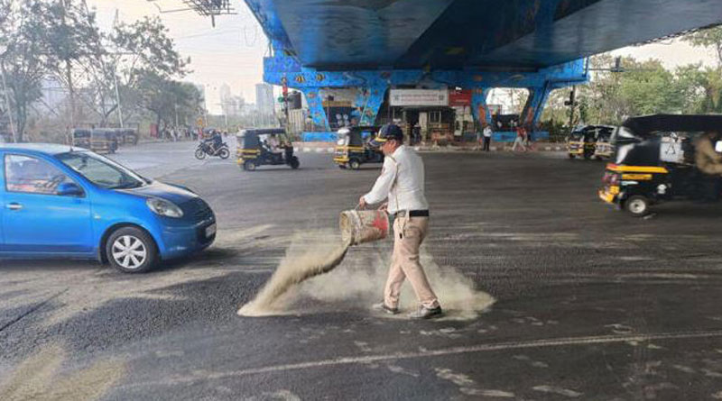 Mumbai traffic policeman is winning over netizens। Sangbad Pratidin