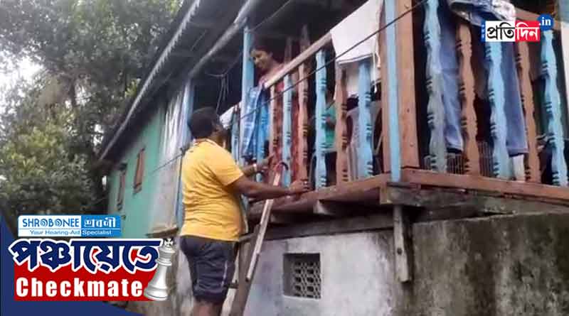 WB Panchayat Election 2023: TMC candidate climbs ladder to campaign in Alipurduar due to waterlogging । Sangbad Pratidin