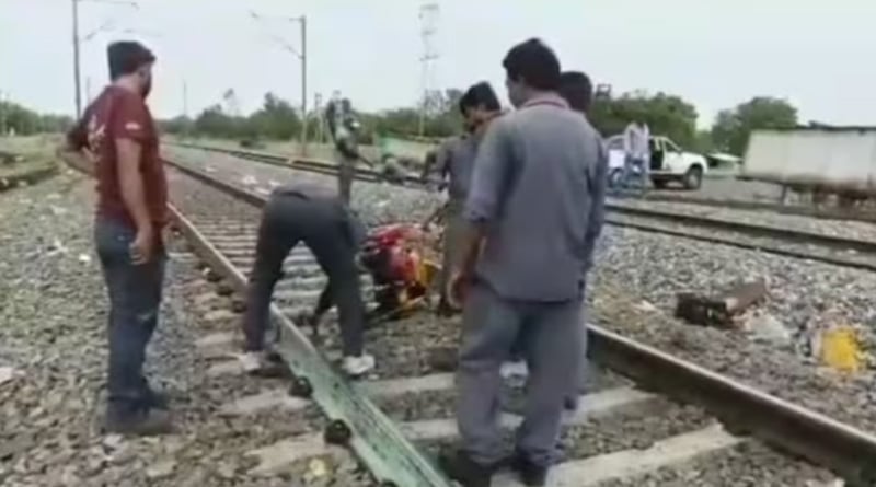 Sanghamitra Express halted, major train accident averted। Sangbad Pratidin