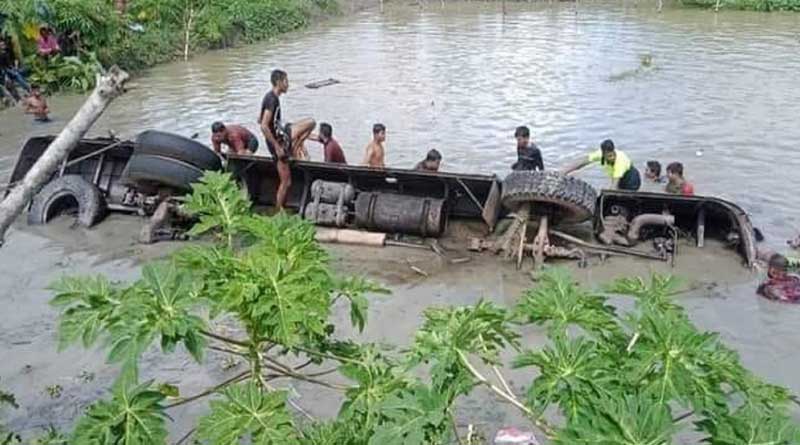 Bus accident in Bangladesh: Atleast 17 passengers died after a bus falls into pond in Jhalkathi district | Sangbad Pratidin