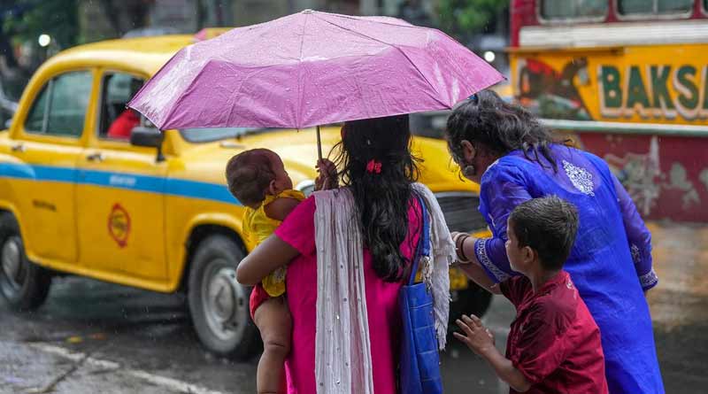 WB Weather Update: Heavy rain lashes in Kolkata and adjacent area । Sangbad Pratidin