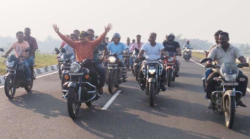 Congress leader Adhir Ranjan Chowdhury stunt with bike । Sangbad Pratidin