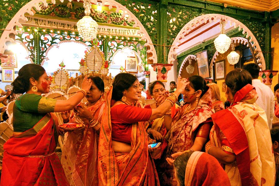 Durga Puja Fashion: Here are some tips to take care of your skin after sindur khela