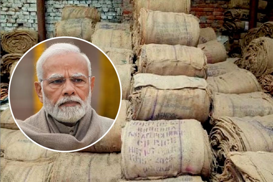 Ration dealers don't want picture of PM Modi on jute bag | Sangbad Pratidin