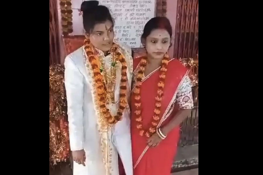 Same gender couple from West Bengal tie knot in Uttar Pradesh । Sangbad Pratidin