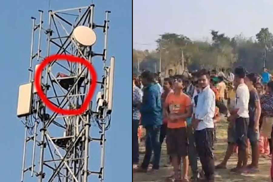 Man climbs a mobile tower in Bankura । Sangbad Pratidin