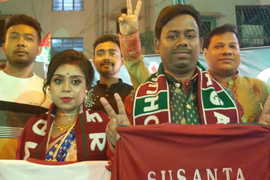 Wedding ceremony organized in the atmosphere of Mohun Bagan in Uttarpara