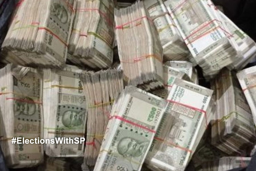 Police seizes money from a car before 2024 Lok Sabha Election