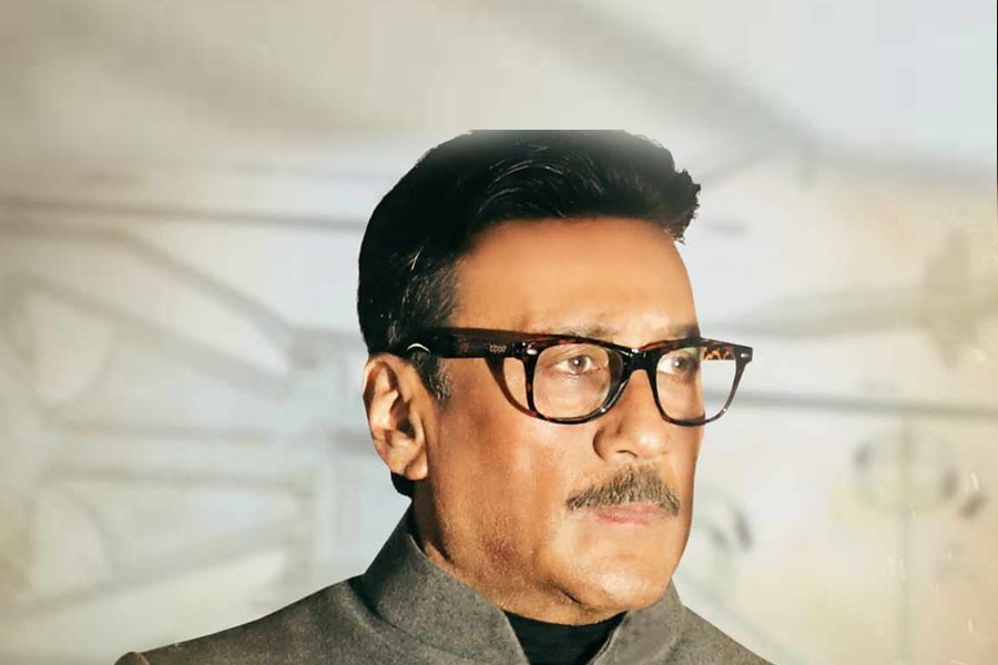Actor Jackie Shroff Hits A Fan! Video goes Viral