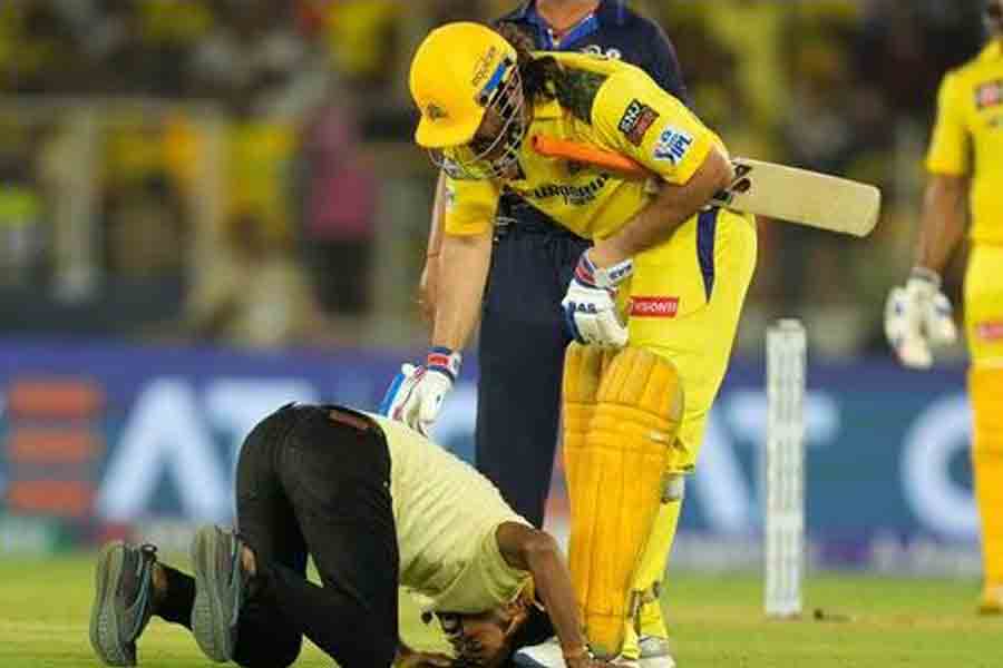 A supporter claimed that MS Dhoni promised to take care of his surgery