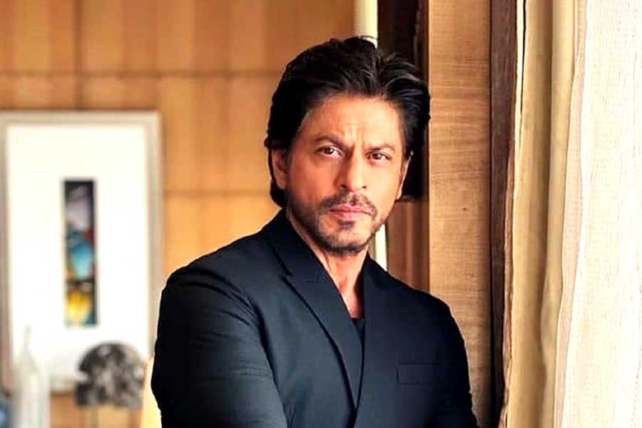Hawk-eyed fans spot 'King' script on Shah Rukh Khan's table in viral video