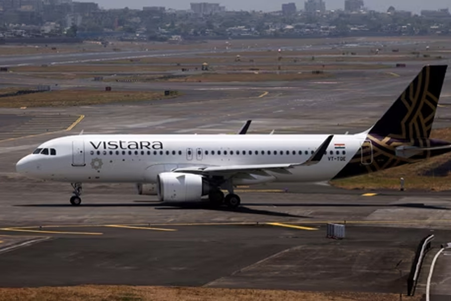 Bomb threat note on Vistara flight full emergency at Mumbai airport
