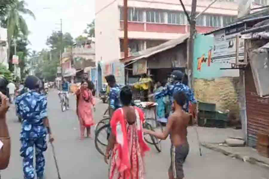 Barasat: Mob thrashes two over child lifting allegation