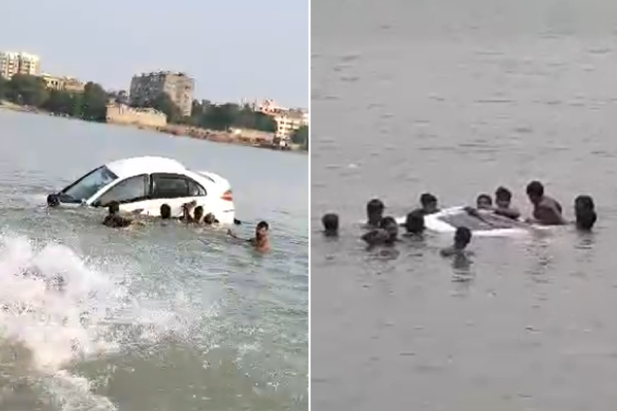 Car drowned into River Ganges at Nimtala Ghat, teenager rescued, video goes viral
