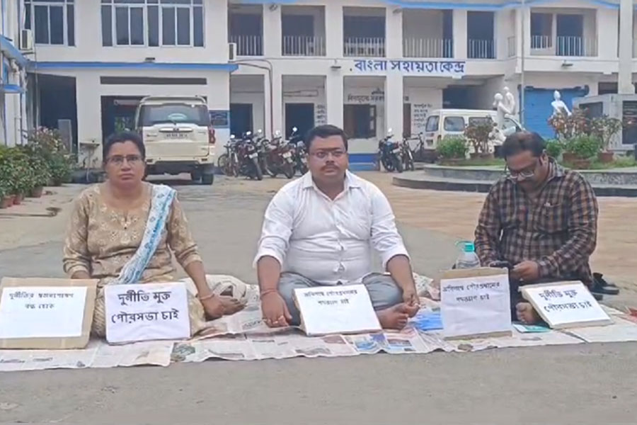 TMC councilors protest against Municipal chairperson in Goyeshpur
