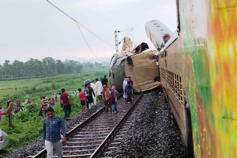 Sealdah Kanchanjungha Express heated by goods train