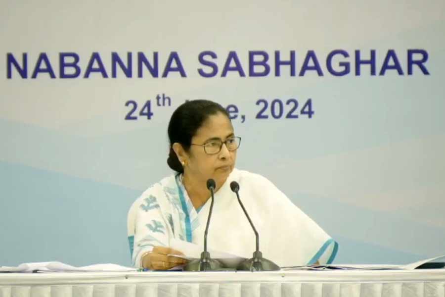 CM Mamata Banerjee calls for meeting on Hawker eviction