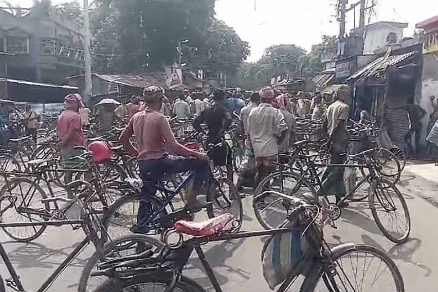 Farmers of Murshidabad protest against BSF for stopping on the way to border