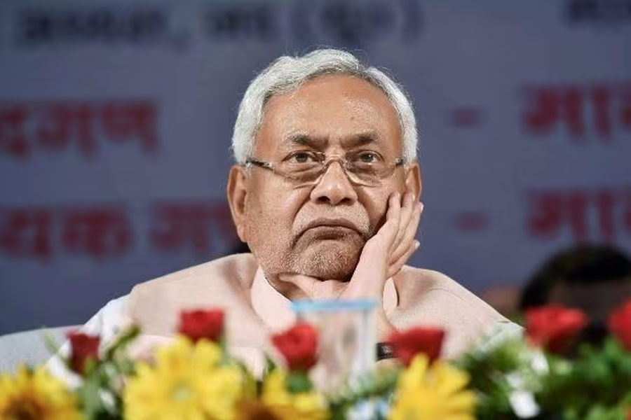 Nitish Kumar admitted to Patna hospital due to severe pain in his hand