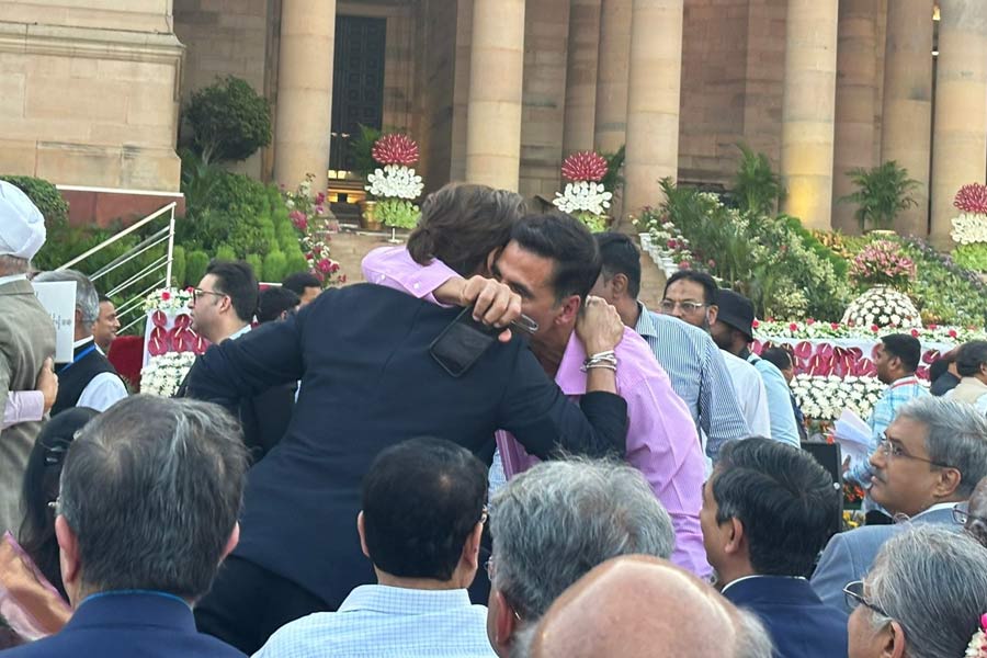 SRK, Akshay Kumar Share Warm Hug at PM Modi's Oath-Taking Ceremony, Break Internet