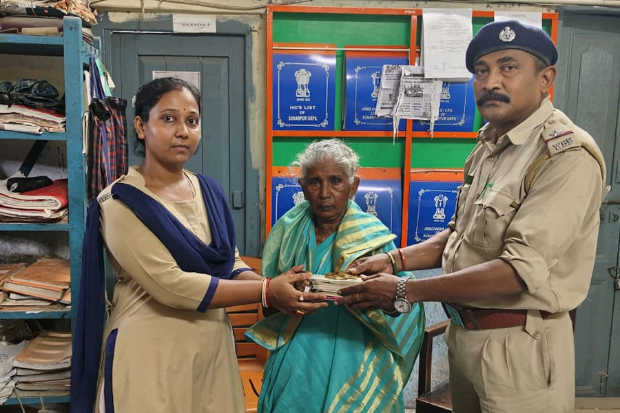Old woman lost her all savings, Sonarpur Rail Police found and returned it