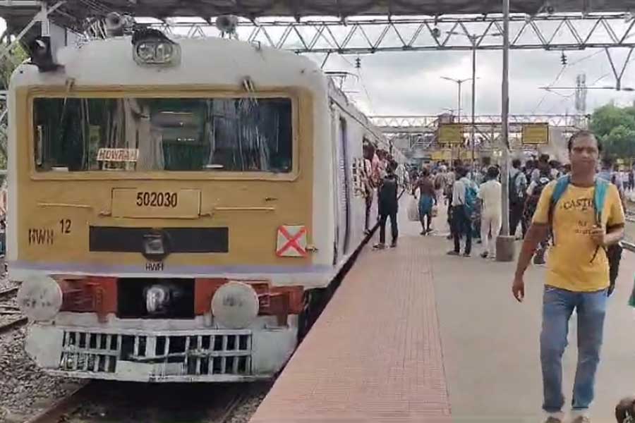 Youth seriously injured after fallen from local train in Sheoraphuli station