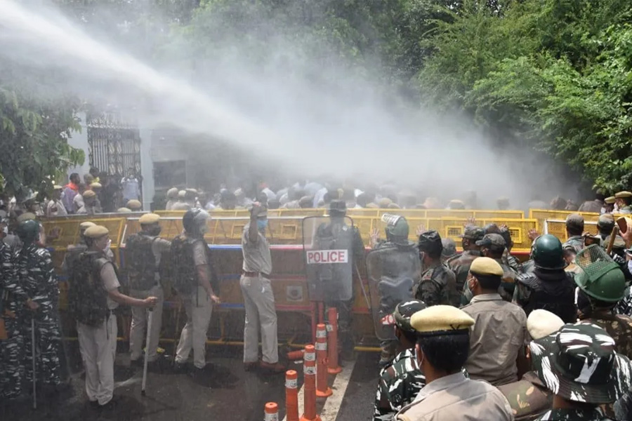 Delhi Police deploys water cannon against BJP protesters over water crisis