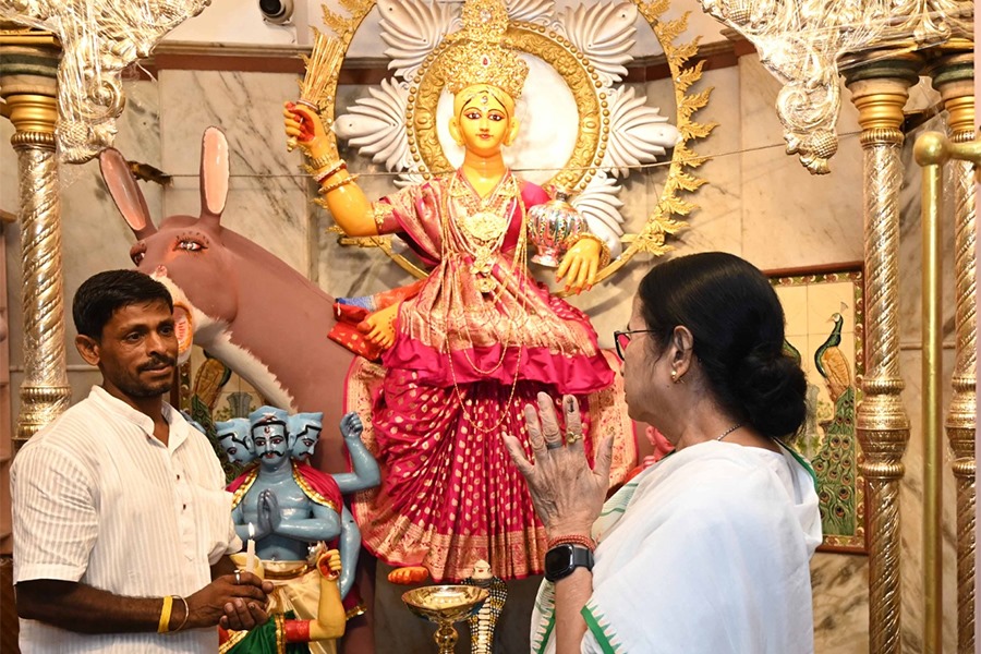 Lok Sabha Election Result 2024: Mamata Banerjee worships Sitala Mandir at Bhabanipur after huge success of TMC