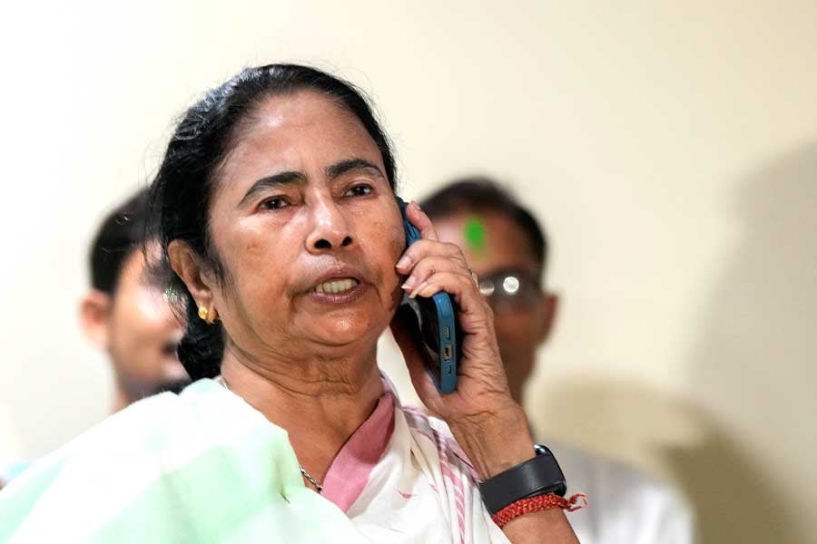 Mamata Banerjee reportedly involved in national politics through mobile phone