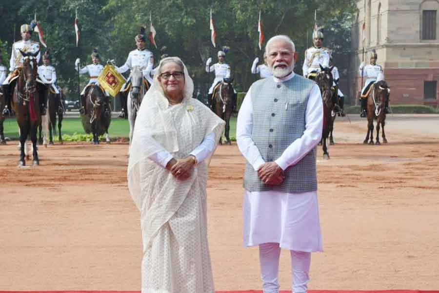 Sheikh Hasina gets warm welcome from PM Modi at Rashtrapati Bhavan