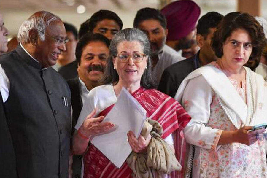 Sonia Gandhi says some people written obituary of Congress