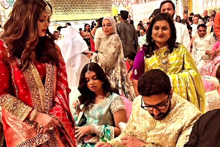Abhishek Bachchan joined Aishwarya Rai, Aaradhya at Ambani wedding