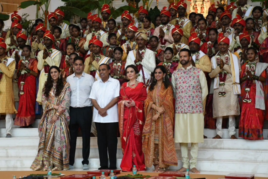 Mukesh Ambani organise mass wedding for 50 couples