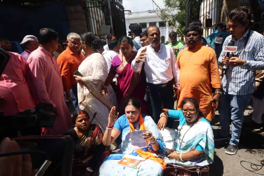 TMC MLA prostest in WB assembly against Mamata Banerjee's humiliation in meeting of Niti Ayog