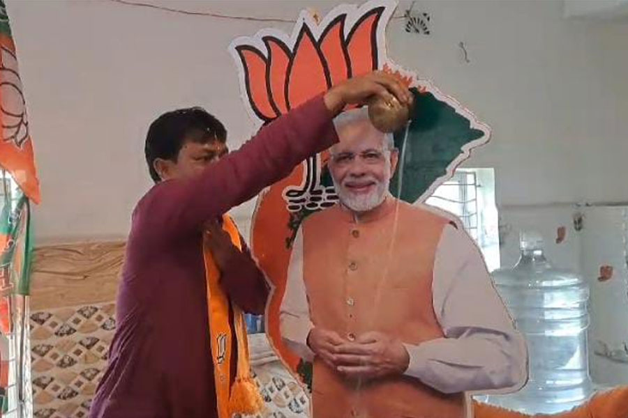 BJP leader in Purbasthali worships PM Narendra Modi and compares him with the God, raises controversy