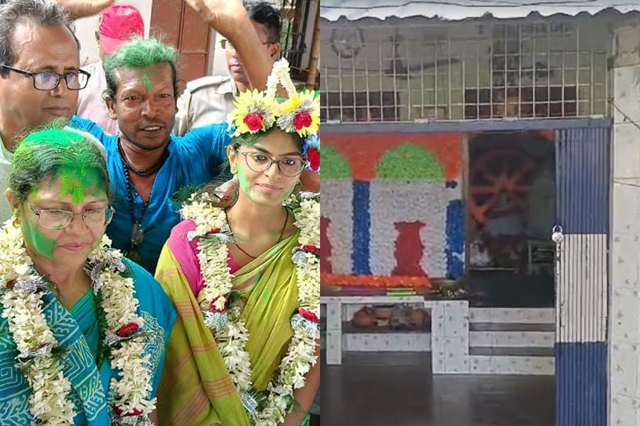 WB By-Elections: Bagda's winning candidate Madhuparna Thakur unlocked 'Baroma's room, enters to take blessings