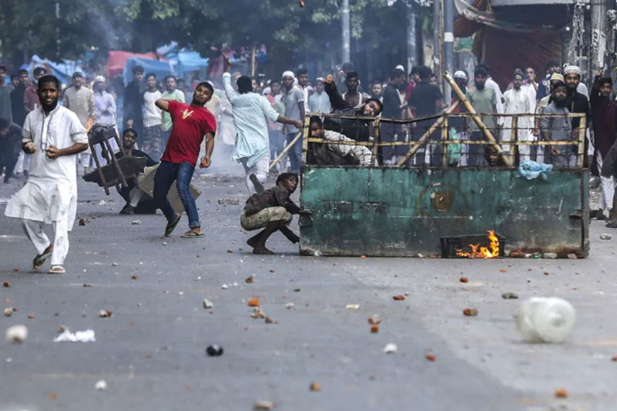 Bangladesh imposes nationwide curfew