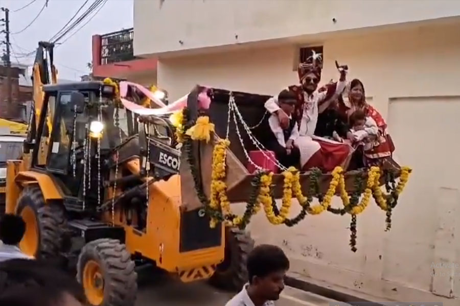 Wedding procession taken out on Bulldozer in Gorakhpur groom took unique step