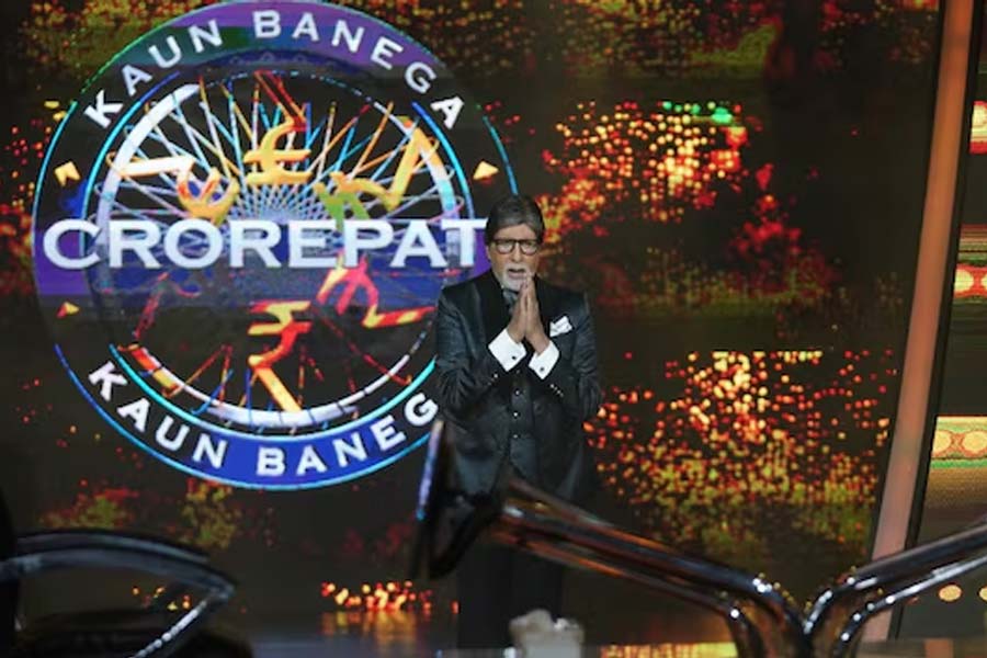 Amitabh Bachchan shares pics from 1st day of KBC 16 shoot