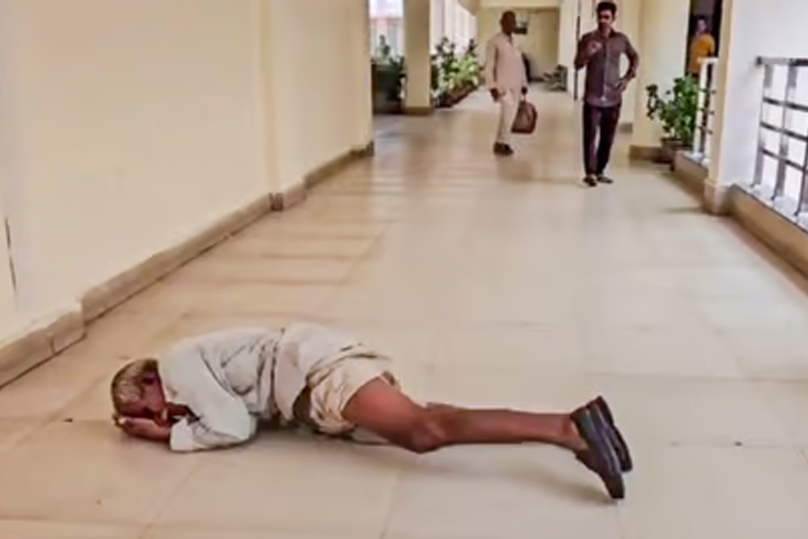 Madhya Pradesh Farmer Rolls On Floor With Folded Hands
