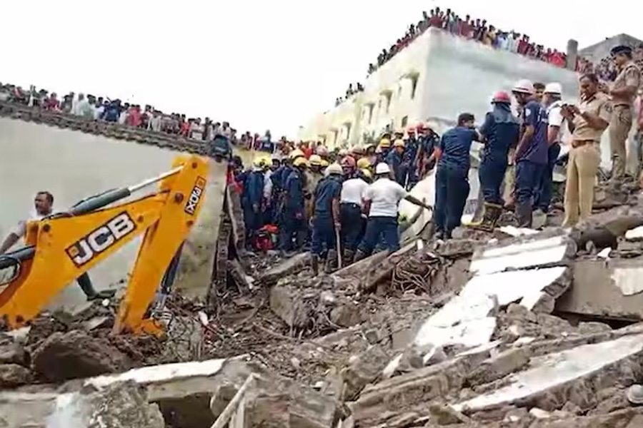 Building collapses in Gujarat many feared trapped