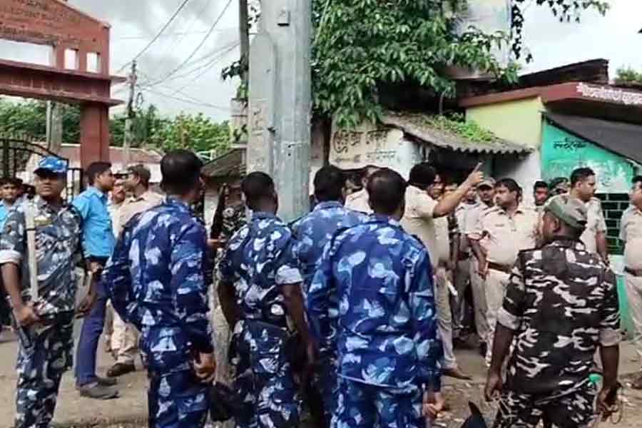 Clash broke out between two group of people in Khanakul