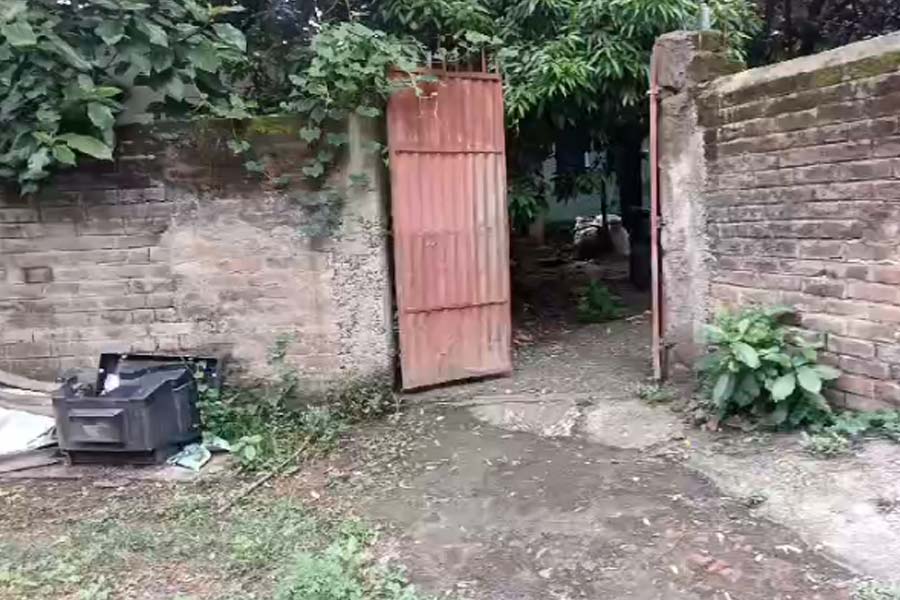 Rampurhat man allegedly install illegal electric fence around his house