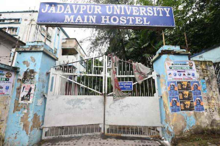 Student allegedly hackled in Jadavpur University main hostel