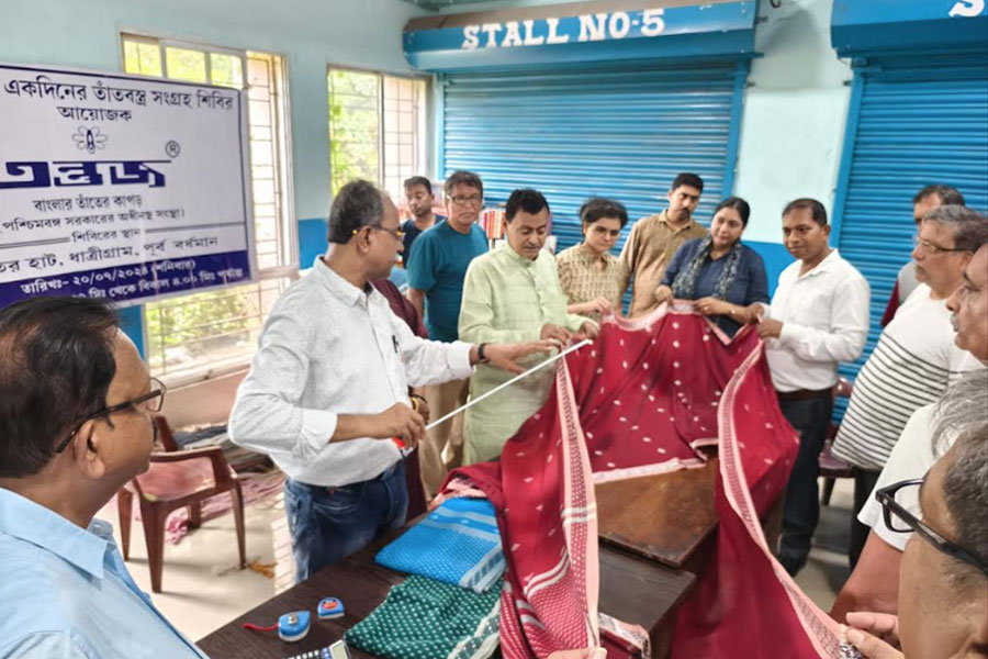 Tantuja buys tant sarees from artisans of Kalna before Durga puja